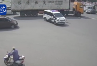 合肥特警為老人擋住車流 一路護送
