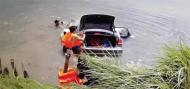 水中拖車、砸窗撬門……小轎車意外墜湖 池州警民合力救人