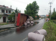 貨車側(cè)翻司機(jī)被困 旌德警方緊急救援