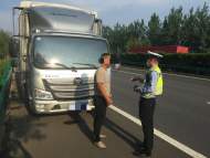 男子在合肥繞城高速上停車睡大覺  無視安全被處罰