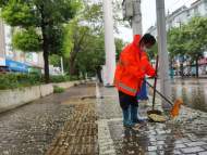 暴雨中 蚌埠管控區里的環衛工人堅持雨中作業 