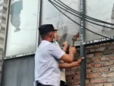 蕭縣2歲女童玩耍時墜入墻體夾縫 警民聯手成功解救