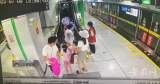 母女地铁站乘坐扶梯时摔倒   他们按下紧急制动按钮