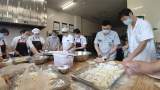 蚌埠卷煙廠開展“服務(wù)職工包餛飩”活動
