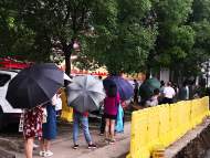六安多縣區(qū)進(jìn)行核酸檢測(cè)   記者探訪多個(gè)檢測(cè)點(diǎn)現(xiàn)場(chǎng)