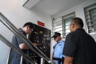 寧國：法院執行干警在衣柜里找到“老賴”