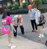 陌生大叔拍女孩假肢激励被截肢的儿子 女孩的回应让人暖心