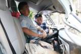 货车转弯侧翻司机被困 危急时刻舒城民警紧急救人
