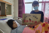 媳妇生完孩子丈夫送上不锈钢牌匾，丈夫：自己的零花钱只够这个