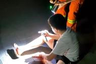 合肥一小男孩摔倒割傷腳腕  消防員及時將其送醫
