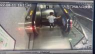 男童獨自乘扶梯險摔倒 關鍵時刻合肥地鐵輔警一把抱住