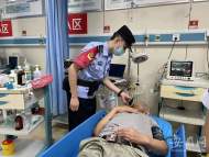  男子地鐵站下樓梯時摔倒頭部流血  警方緊急送醫
