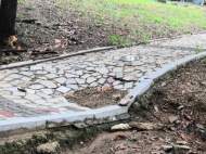 淮南泉山湖南岸路基坍塌、泥土流失 市民盼相關(guān)部門盡快處理（圖）