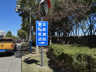 遠(yuǎn)看像交通指示牌近看卻是廣告 合肥城管：容易誤導(dǎo)行人并帶來安全隱患