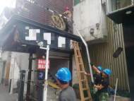 居民樓外墻私建樓梯 合肥城管部門依法拆除