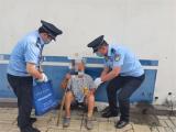蚌埠一九旬老太太中暑瘫坐路边，值勤民警紧急救助转危为安