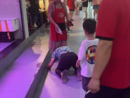 老奶奶疑似偷牛肉被抓 跪地磕頭還扇自己耳光 店主報(bào)警處理
