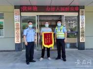 安慶：高速上貨車突然掉落貨物  交警護送保安全
