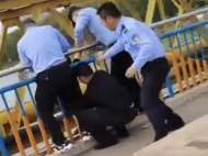 彩虹橋上女子欲輕生 五河縣四民警攬臂將其救下