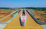引江濟淮淠河總干渠渡槽首次通航  為世界最大跨度渡槽橋