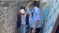 熊孩子街頭上演“逃學威龍” 臨泉民警胡同里將其找回