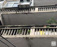 合肥壽春四巷1號樓走廊水泥欄桿年久失修存隱患 維修或成難題