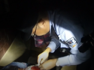 六安一男子酒后揮舞鐮刀劃破自己腦袋 民警快速救助
