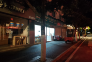 直擊四川瀘定地震|震后第一天清晨縣城內有早點鋪開門