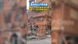 直击四川泸定地震 | 磨西一5层房屋受损严重 楼下一轿车被砸变形