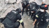 直击四川泸定地震｜徒手刨出3条生命，他却没能救下自己的父亲和妹妹