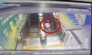 女子乘電梯不慎頭朝下摔倒 合肥南站警務室工作人員緊急救援
