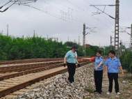 合肥一女子為圖方便穿越鐵路線 被民警及時勸下