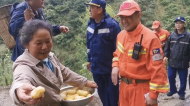 直擊四川瀘定地震｜村民為森林消防員送上自家煮好的雞蛋和土豆