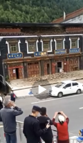 藏族小伙講述地震見聞：在距離瀘定縣城20多公里的姑咱鎮，有建筑受損