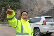直擊四川瀘定地震｜年近六旬老民警在震區的5天5夜