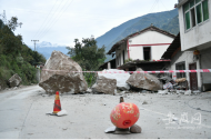 直擊四川瀘定地震|村民講述：山石直接飛進家里二樓