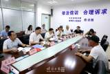黄晓武在市群众来访接待中心接待信访群众