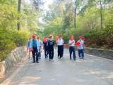第十五届新安重阳登高节举行 参与家庭开始登山