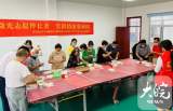 合肥一社区组织老人包饺子贺重阳