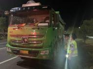 一合肥號(hào)牌貨車僥幸超限運(yùn)輸 被六安執(zhí)法人員“一超四罰”
