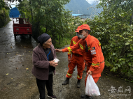 直擊四川瀘定地震｜消防員帶著月餅 看望震區居民