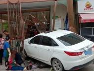 轎車撞入超市致3人受傷 事發合肥青龍潭路日之惠方興店