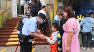 開學第一天，合肥護學民警收到孩子的“平安果”