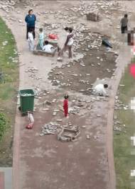 六安一小區通道地磚被孩子們扒成“大花臉”，維修緩慢引居民“吐槽”