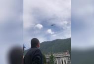 直擊四川瀘定地震 | 兩架救援直升機在震區瀘定縣上空察看災情
