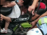 幼童腳被絞進電動車輪 濉溪交警“咆哮”式開道送醫