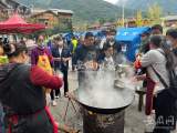 直击四川泸定地震｜安置点外柴锅烧开水 桶装稀饭免费供应