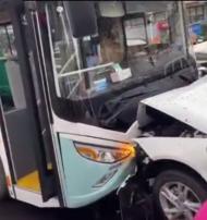 馬鞍山一逆向轎車與公交車迎面相撞 交警最新回應