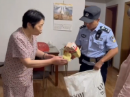 滁州一店主彈棉絮發(fā)現(xiàn)8萬元現(xiàn)金   失主毫不知情