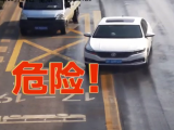 阜阳一轿车“吓”翻货车负事故全责